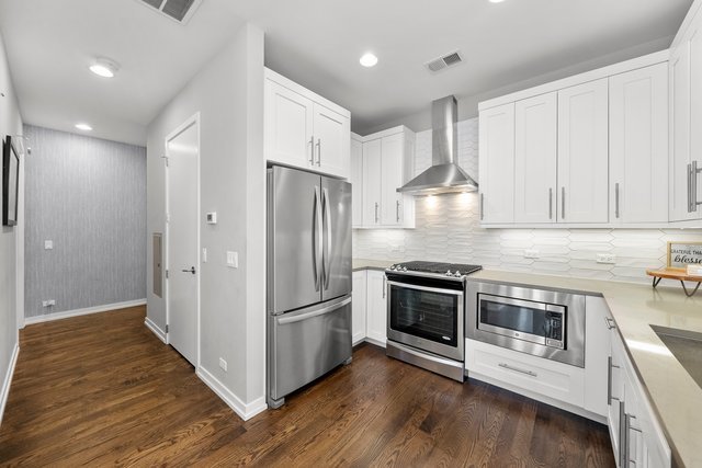5 N Oakley Boulevard Unit: 304