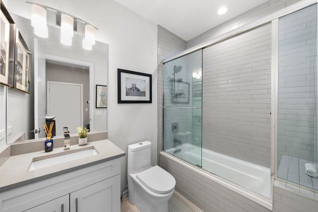 5 N Oakley Boulevard Unit: 304