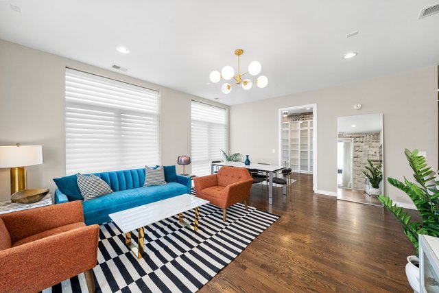 5 N Oakley Boulevard Unit: 304