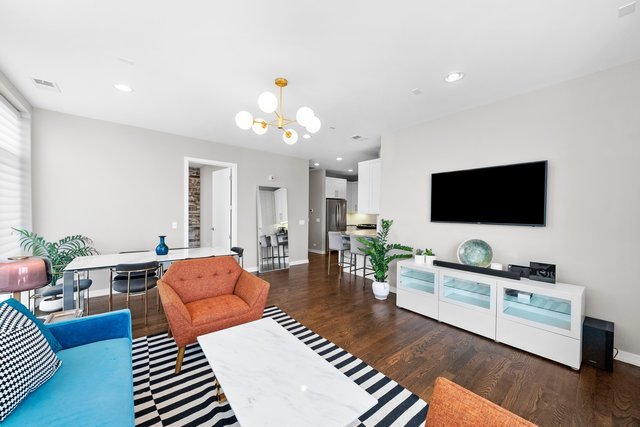 5 N Oakley Boulevard Unit: 304