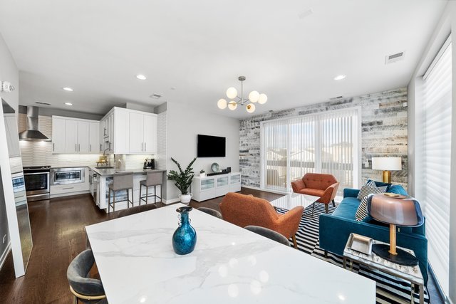 5 N Oakley Boulevard Unit: 304