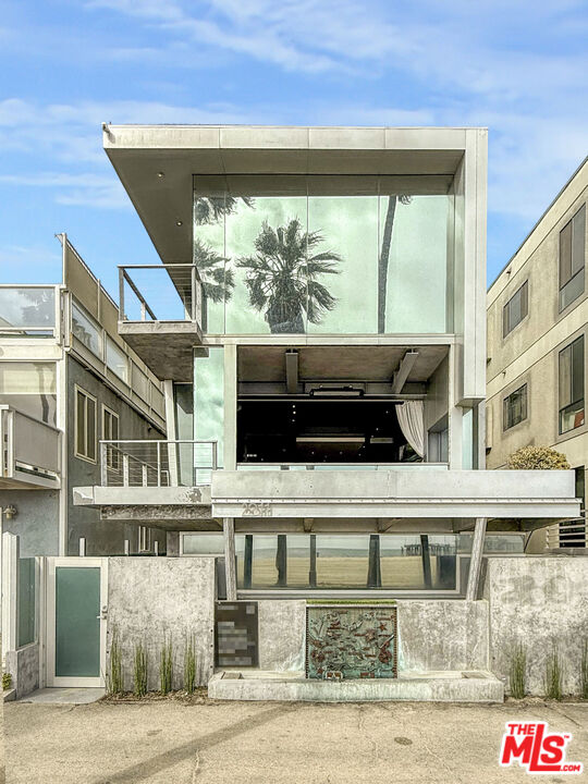 2911 Ocean Front Walk