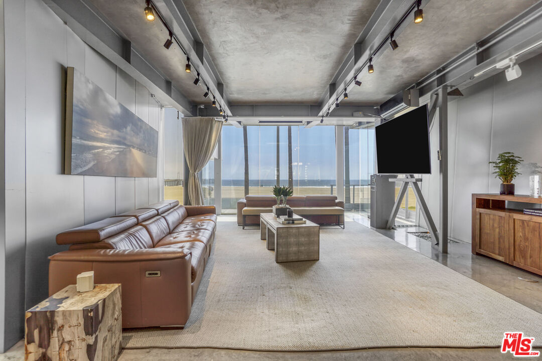2911 Ocean Front Walk