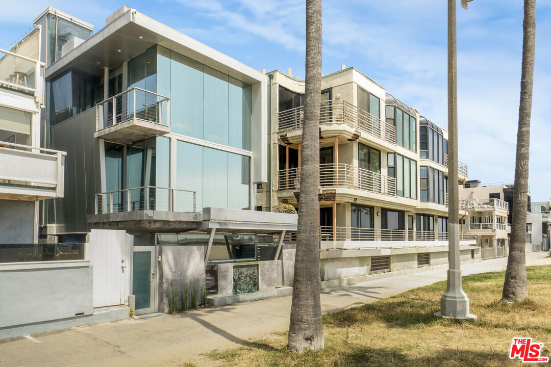 2911 Ocean Front Walk