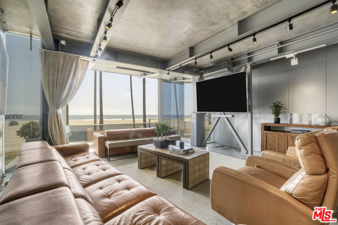 2911 Ocean Front Walk