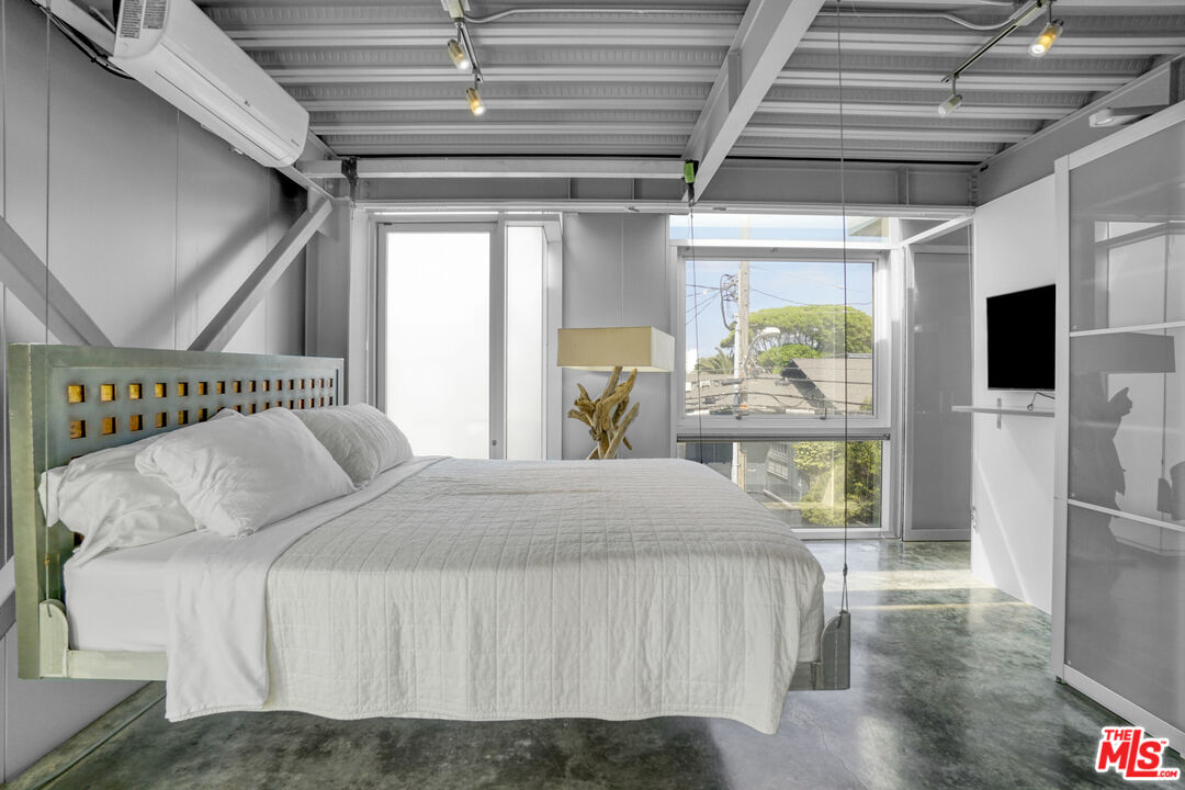 2911 Ocean Front Walk
