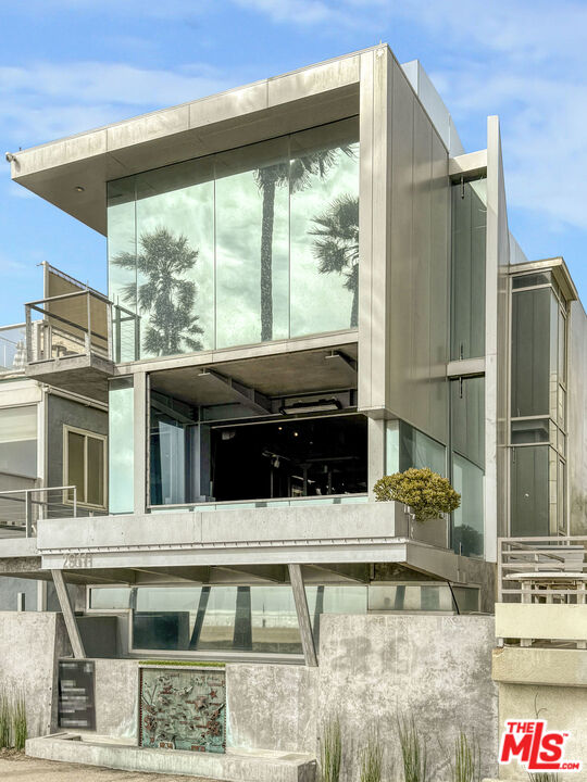 2911 Ocean Front Walk