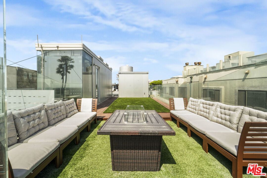 2911 Ocean Front Walk