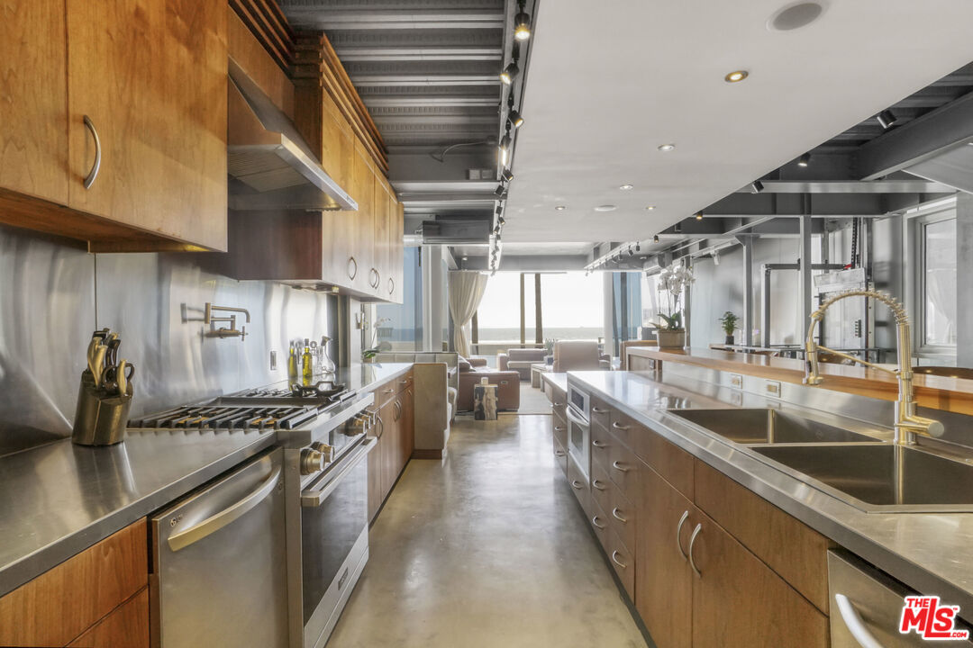 2911 Ocean Front Walk