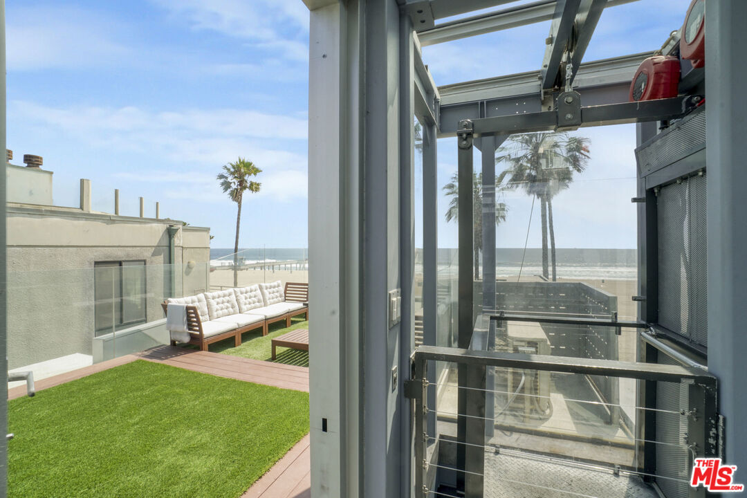 2911 Ocean Front Walk