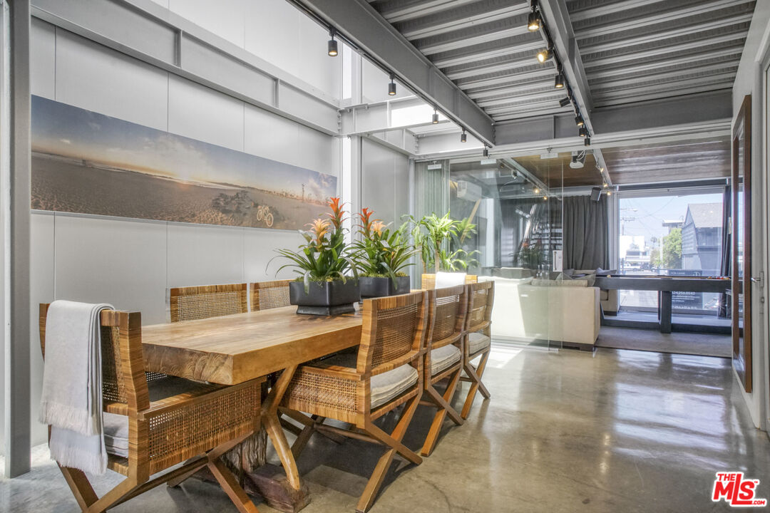 2911 Ocean Front Walk