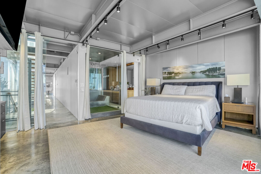 2911 Ocean Front Walk