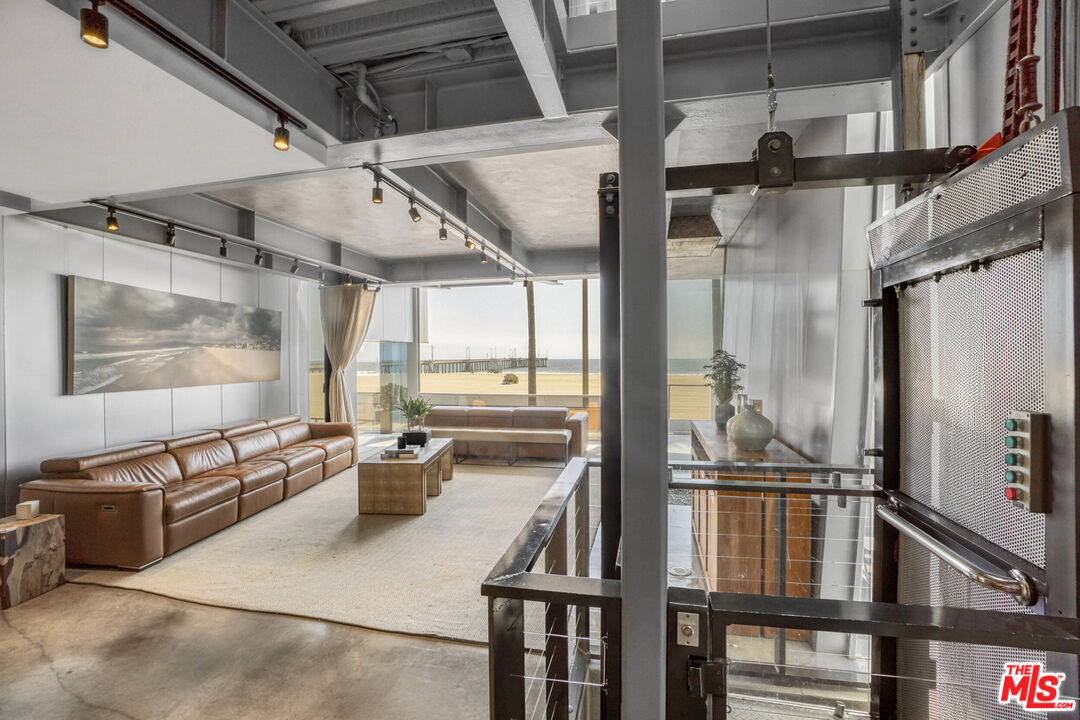 2911 Ocean Front Walk