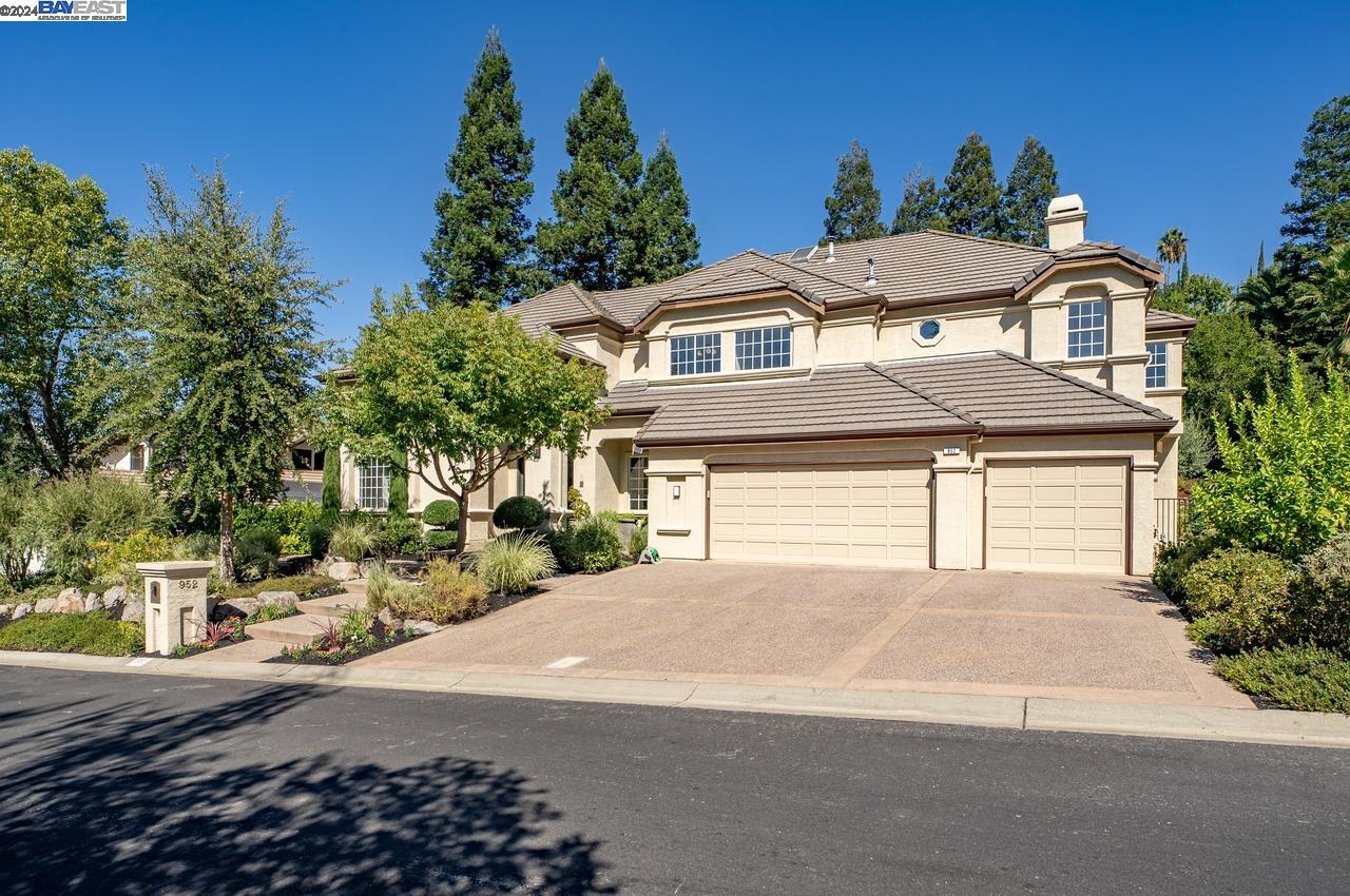 952 Gray Fox Cir