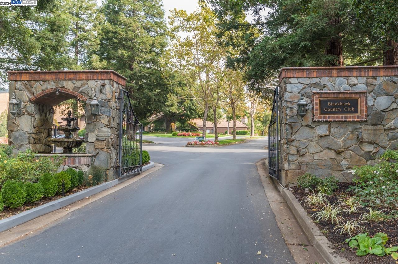 324 Live Oak Dr