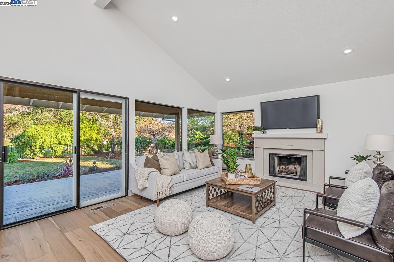 324 Live Oak Dr