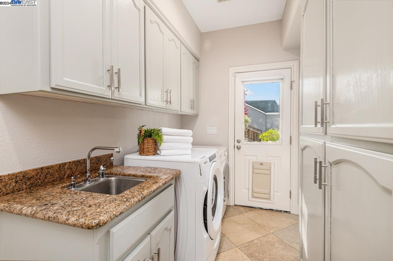 3088 Crestablanca Dr