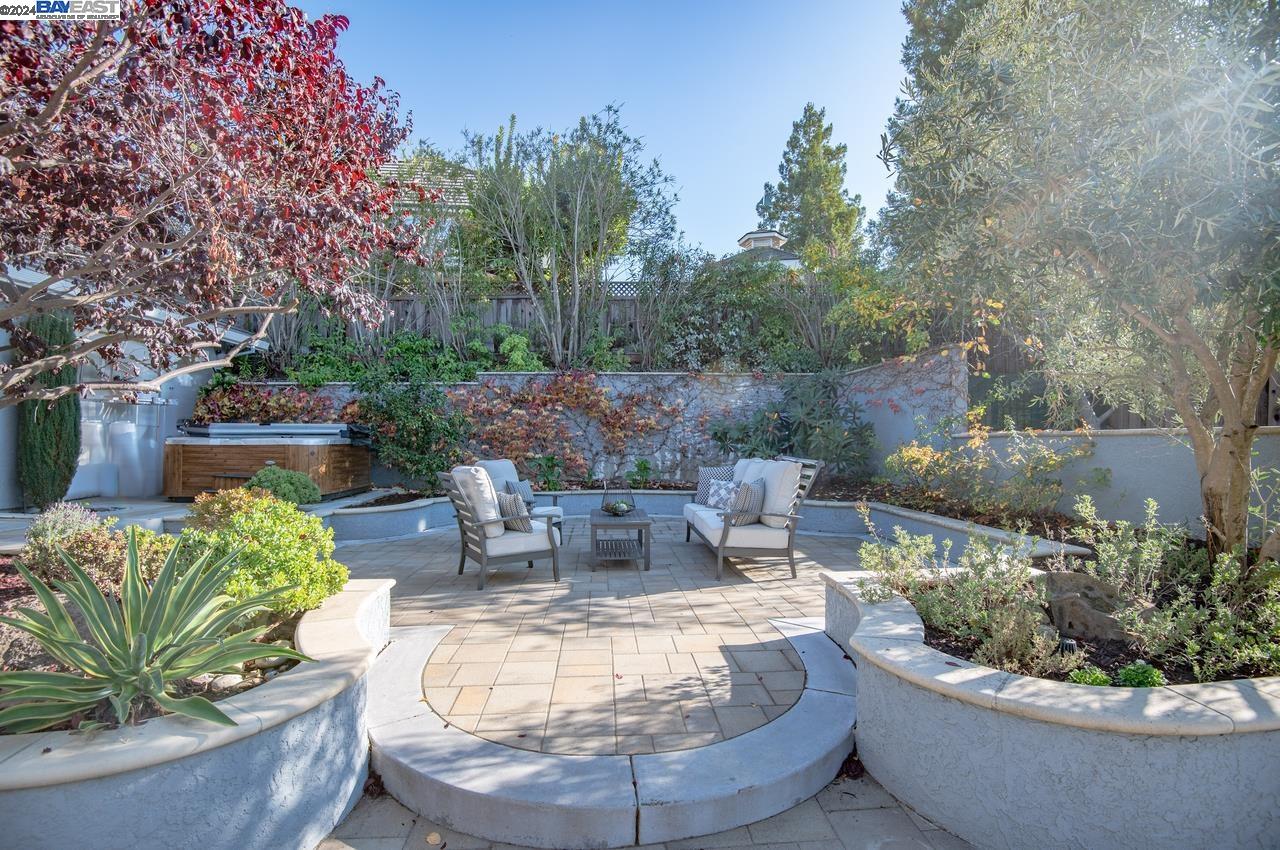 3088 Crestablanca Dr