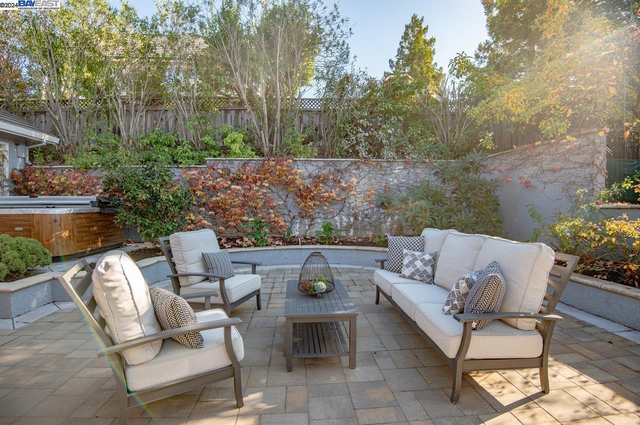 3088 Crestablanca Dr