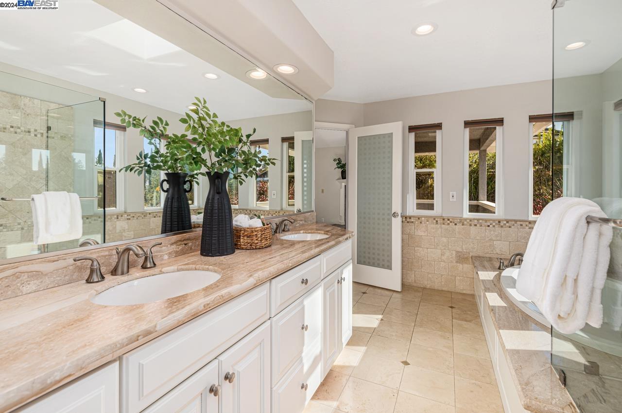 3088 Crestablanca Dr