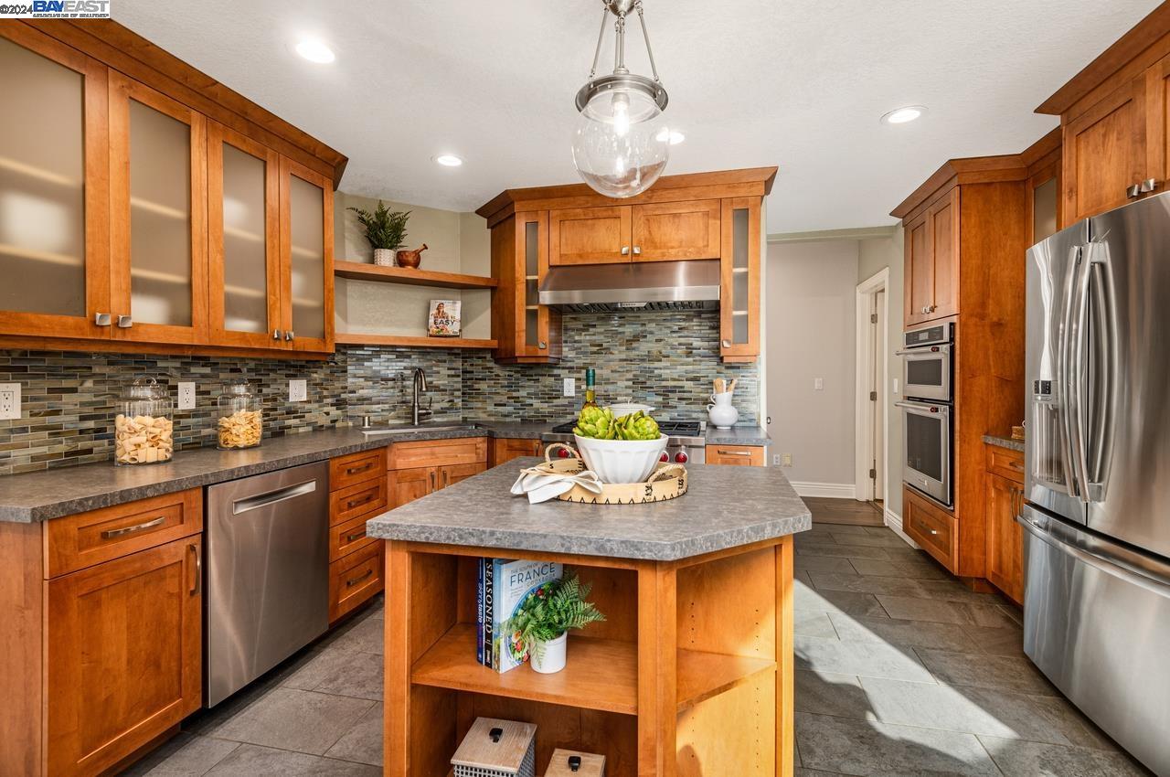 3088 Crestablanca Dr