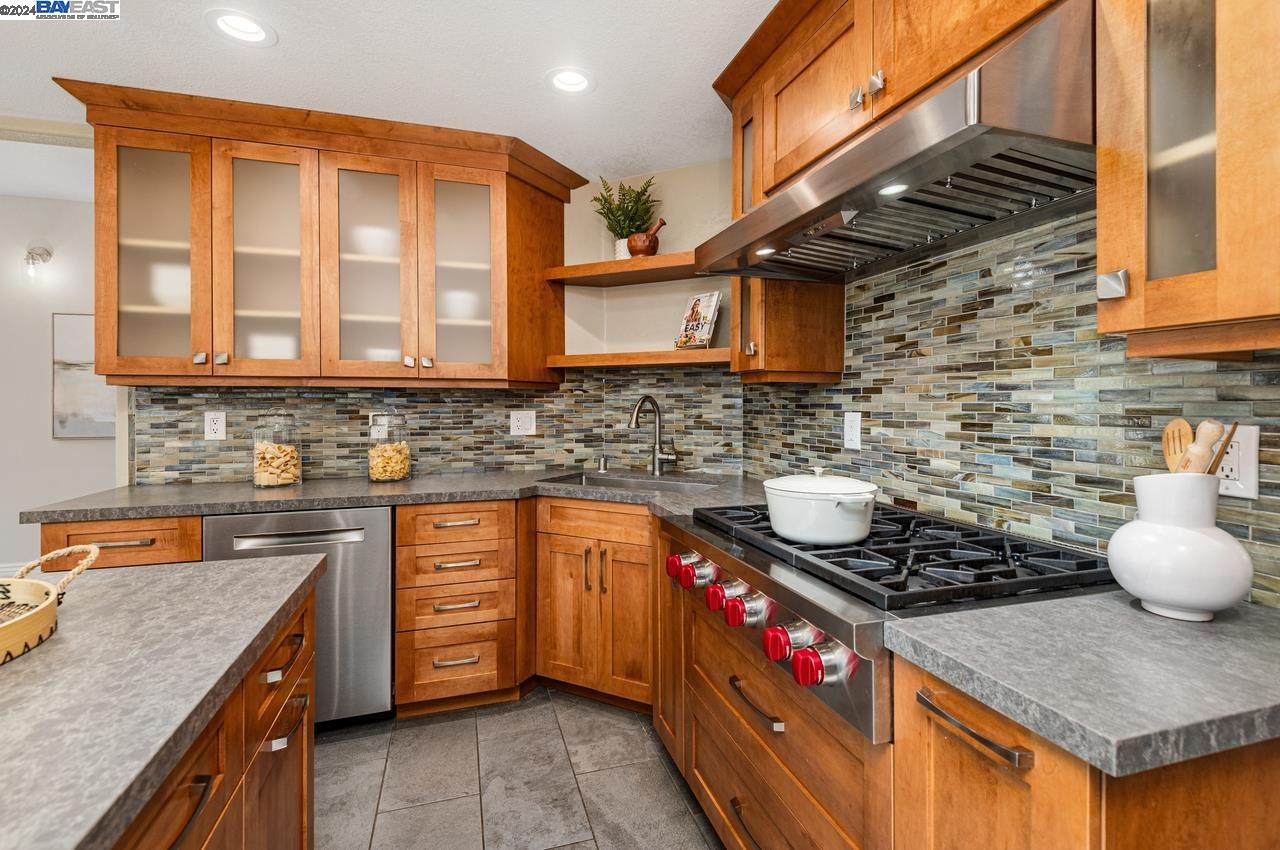 3088 Crestablanca Dr