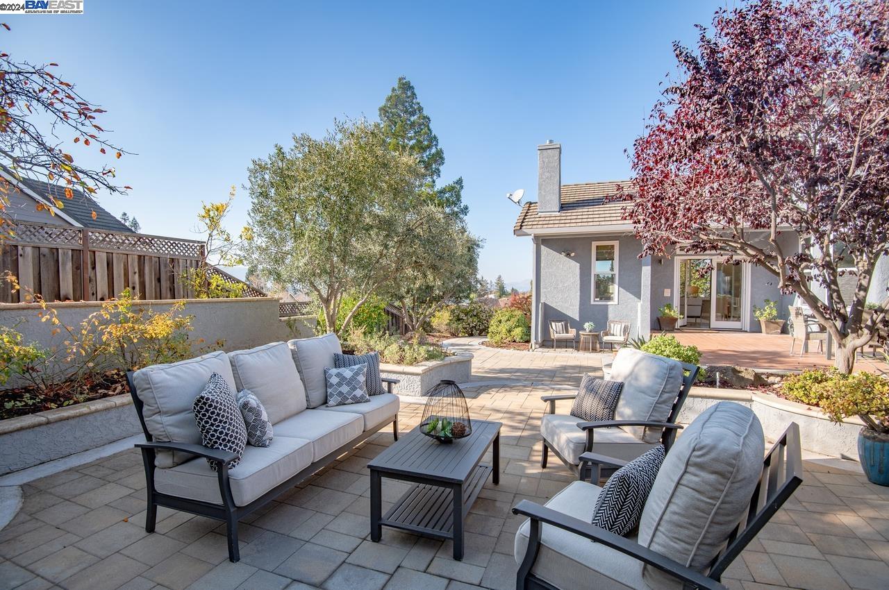 3088 Crestablanca Dr