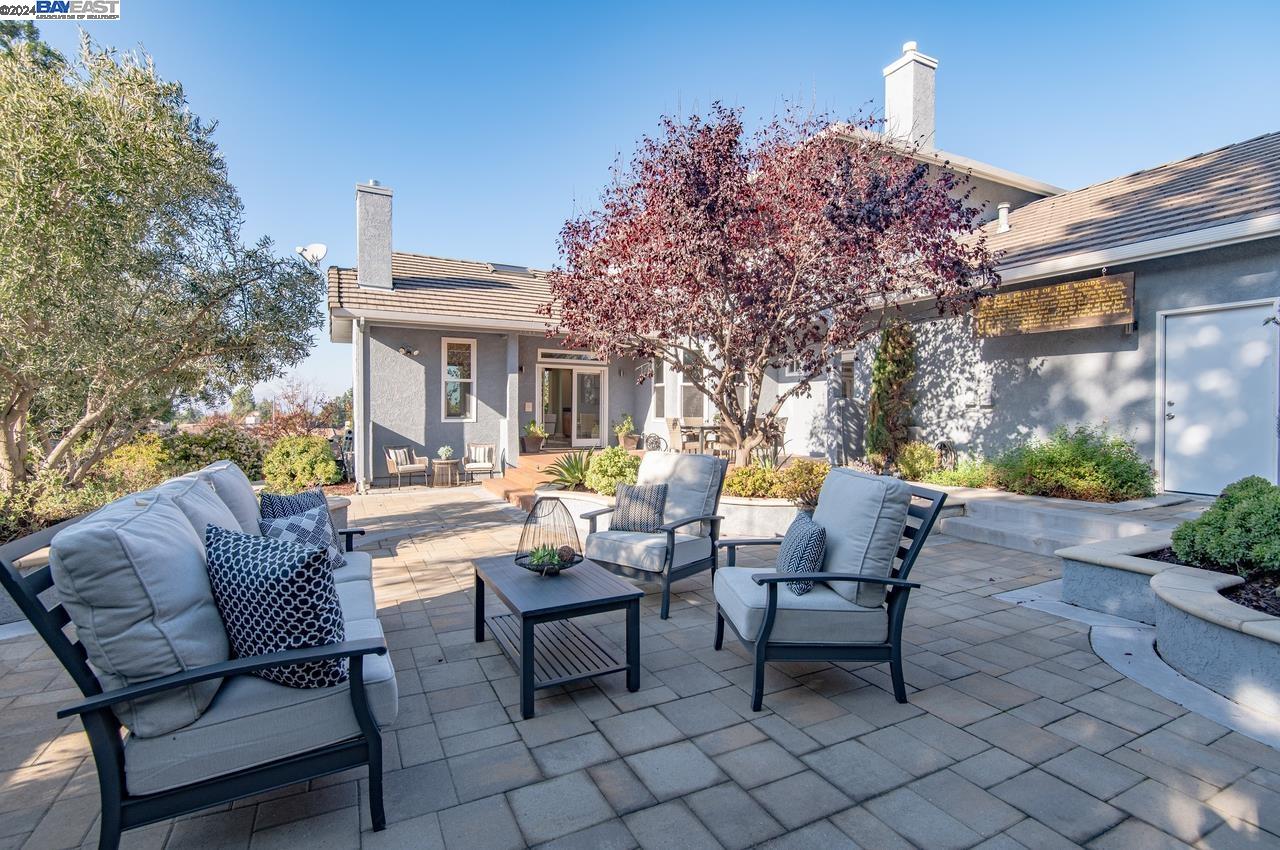 3088 Crestablanca Dr