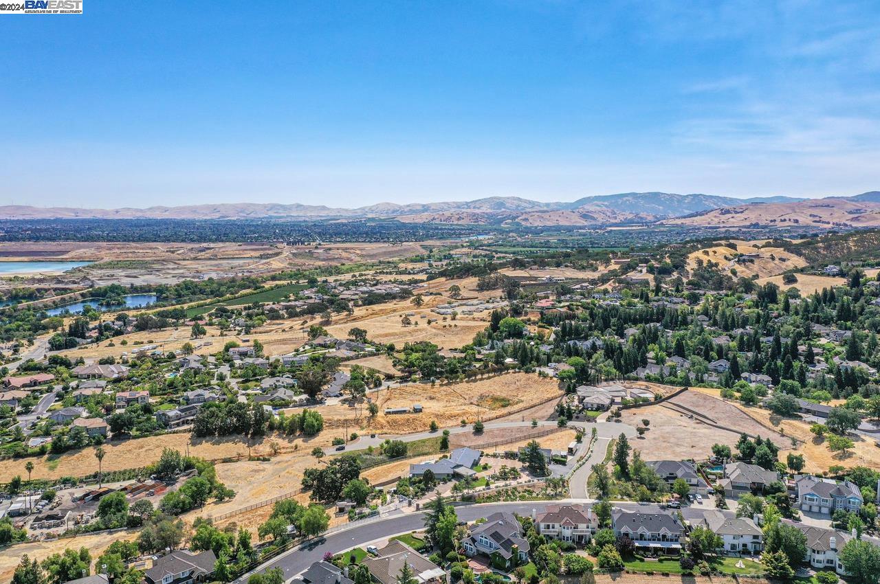 3088 Crestablanca Dr