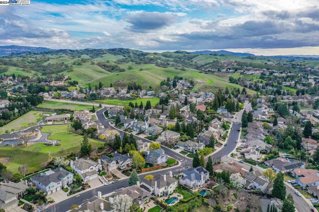 3088 Crestablanca Dr
