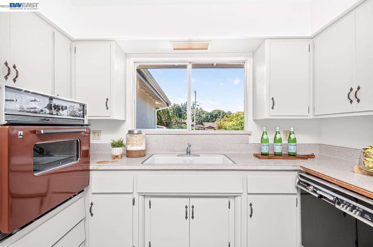 3510 Bridle Dr