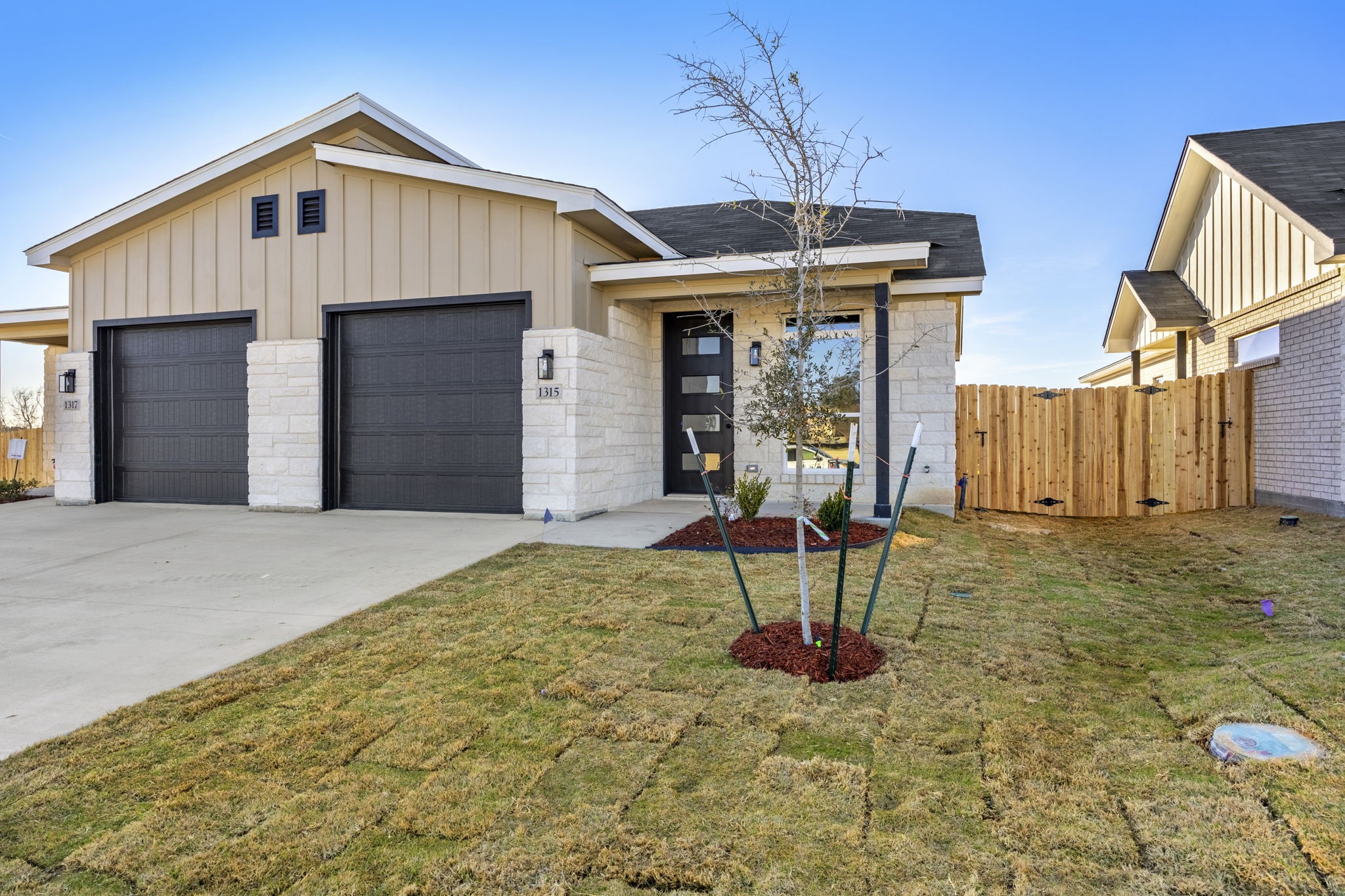 1315 Lone Pine Way