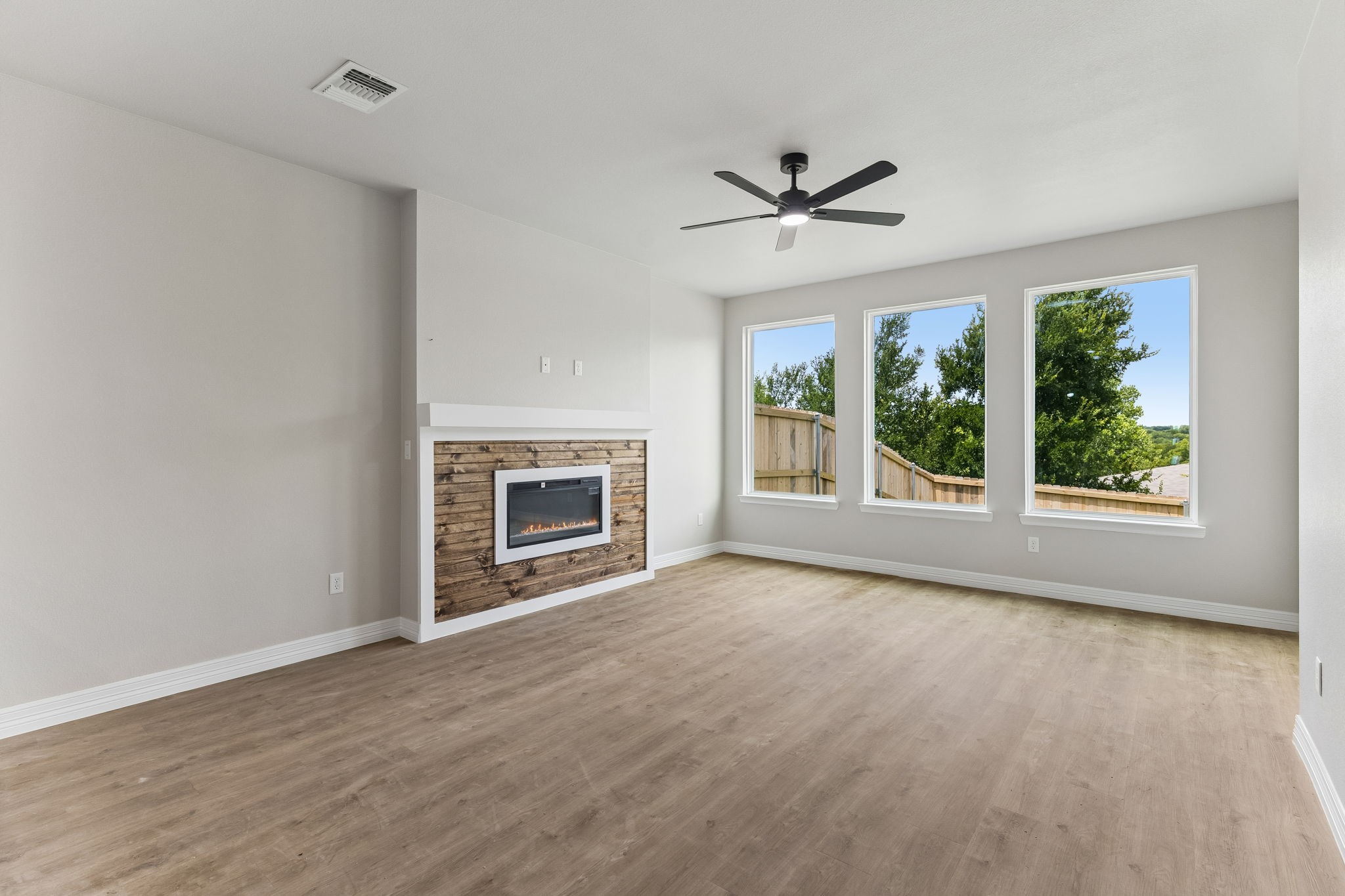 1307 Lone Pine Way