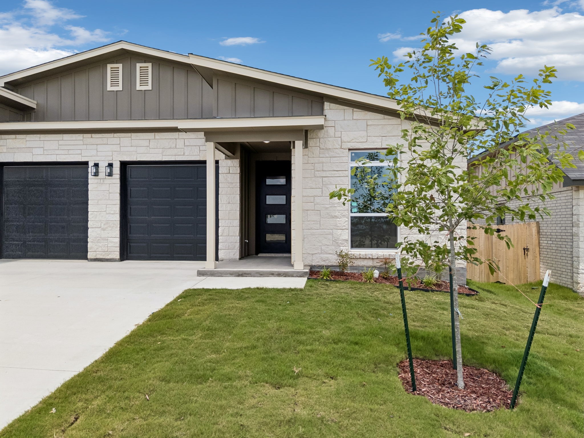 1307 Lone Pine Way