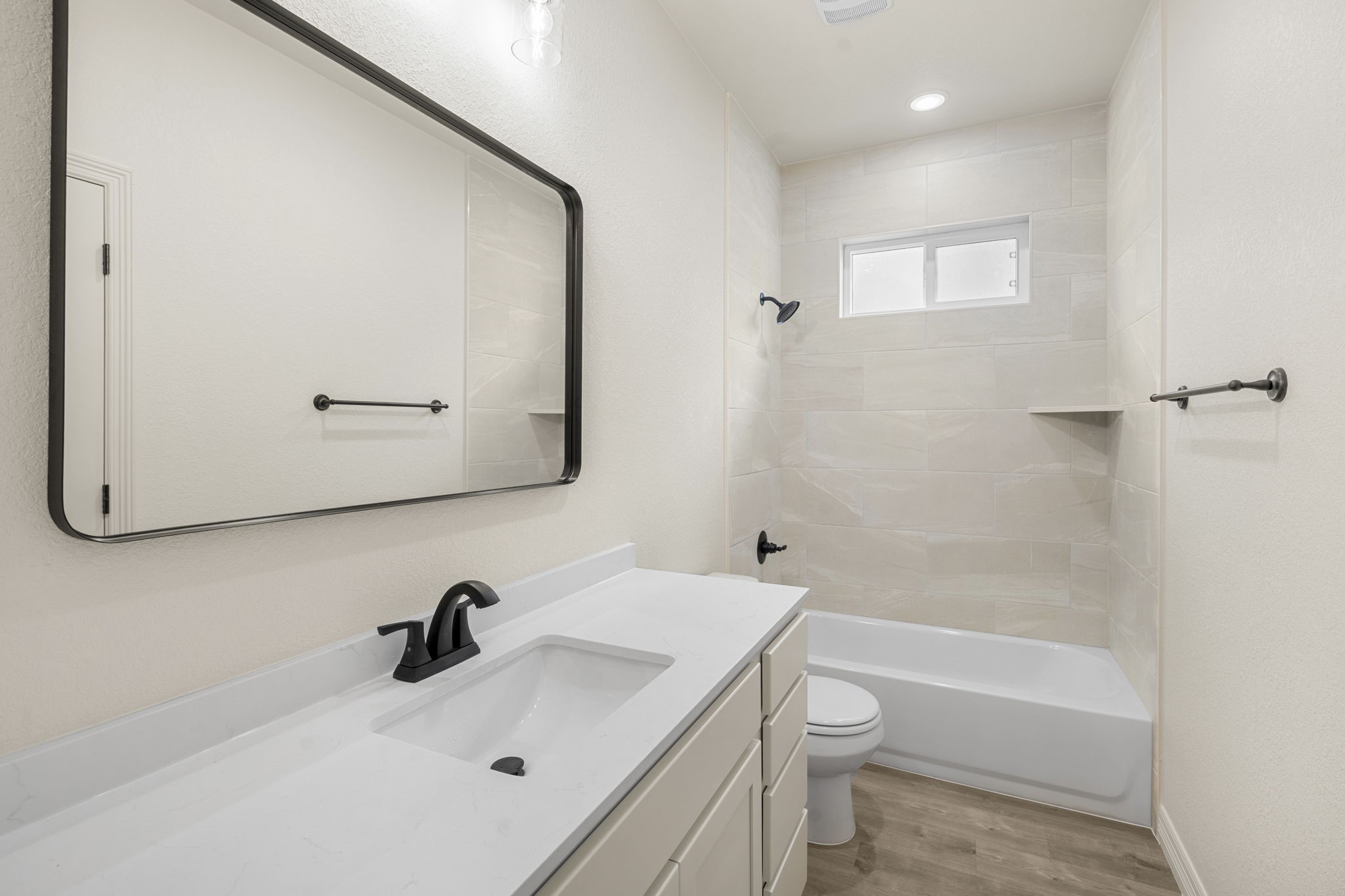 1305 Lone Pine Way