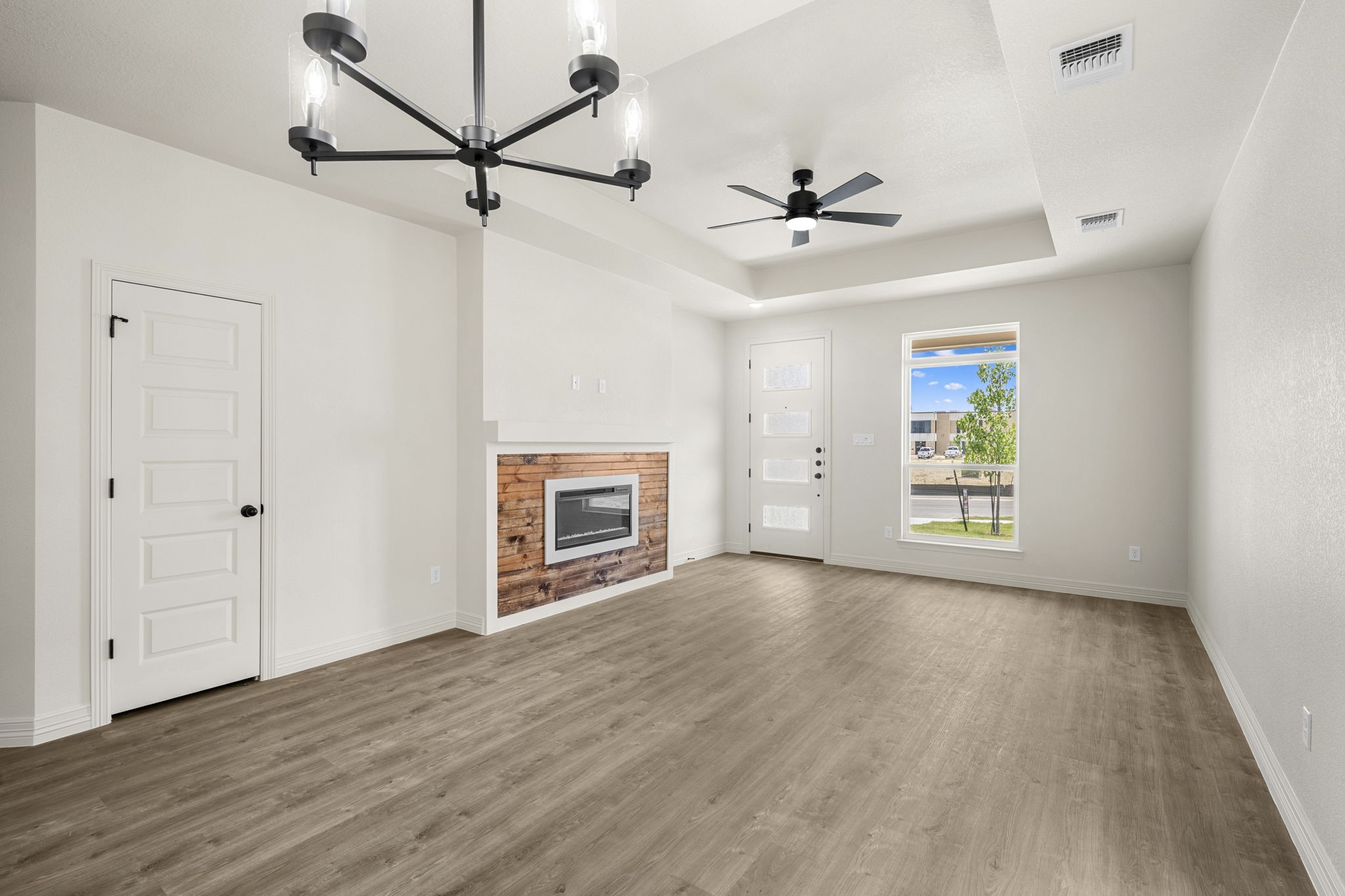1305 Lone Pine Way