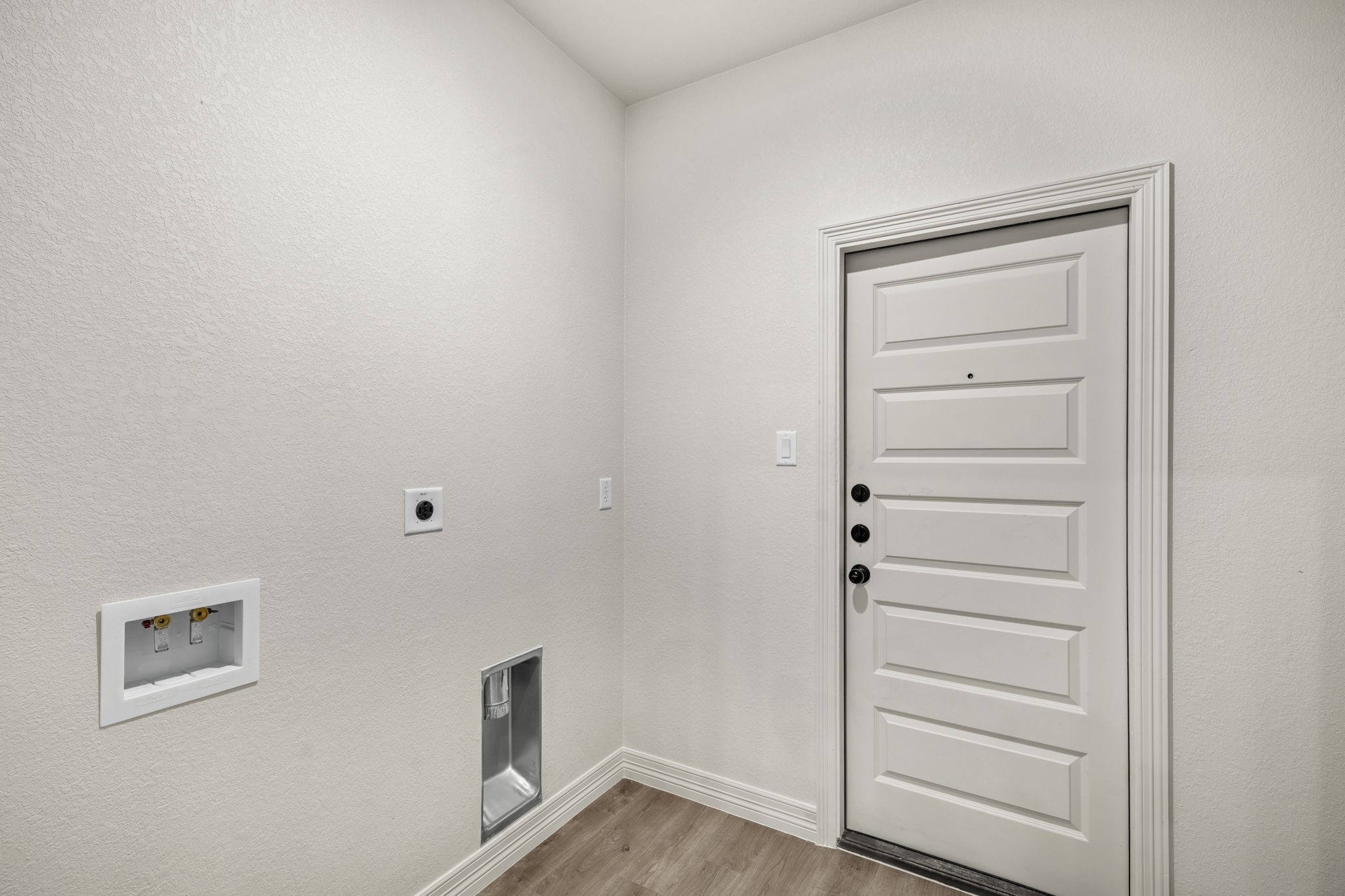 1305 Lone Pine Way