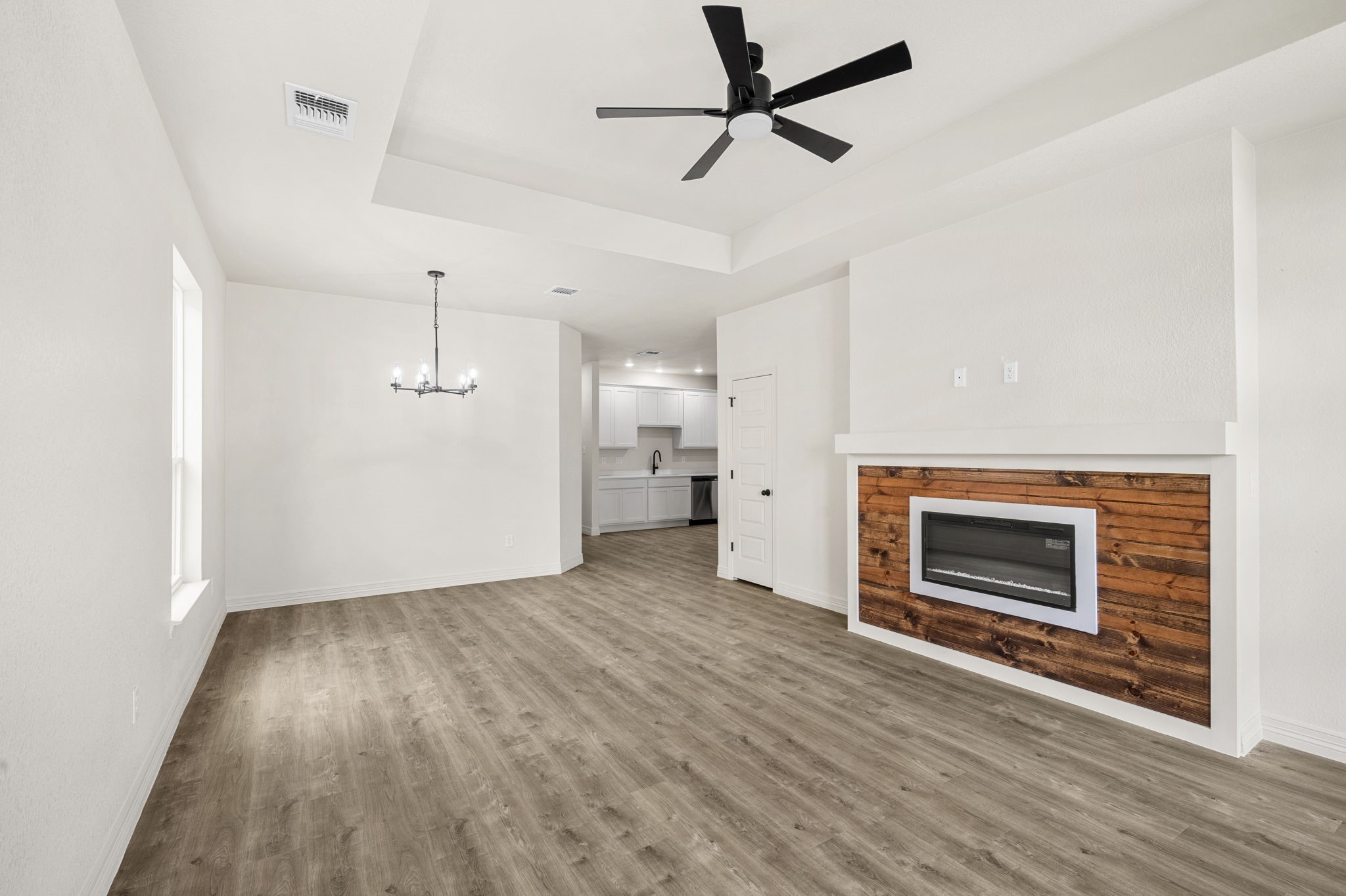 1305 Lone Pine Way