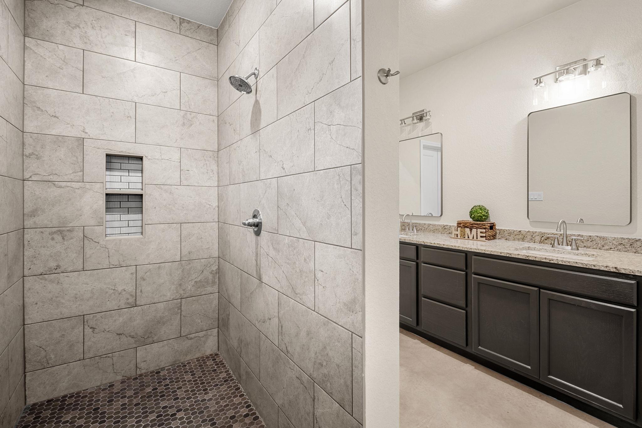 406, 408, & 410 W Ave C