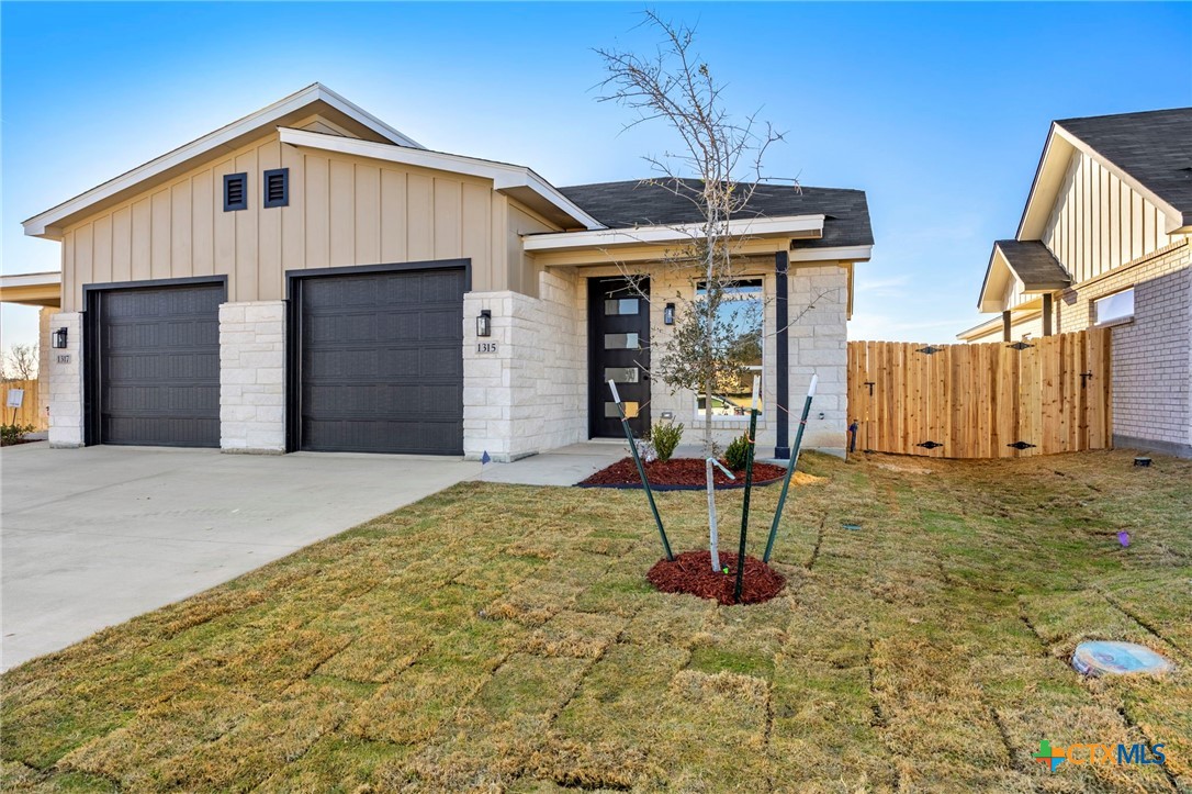 1315 Lone Pine Way