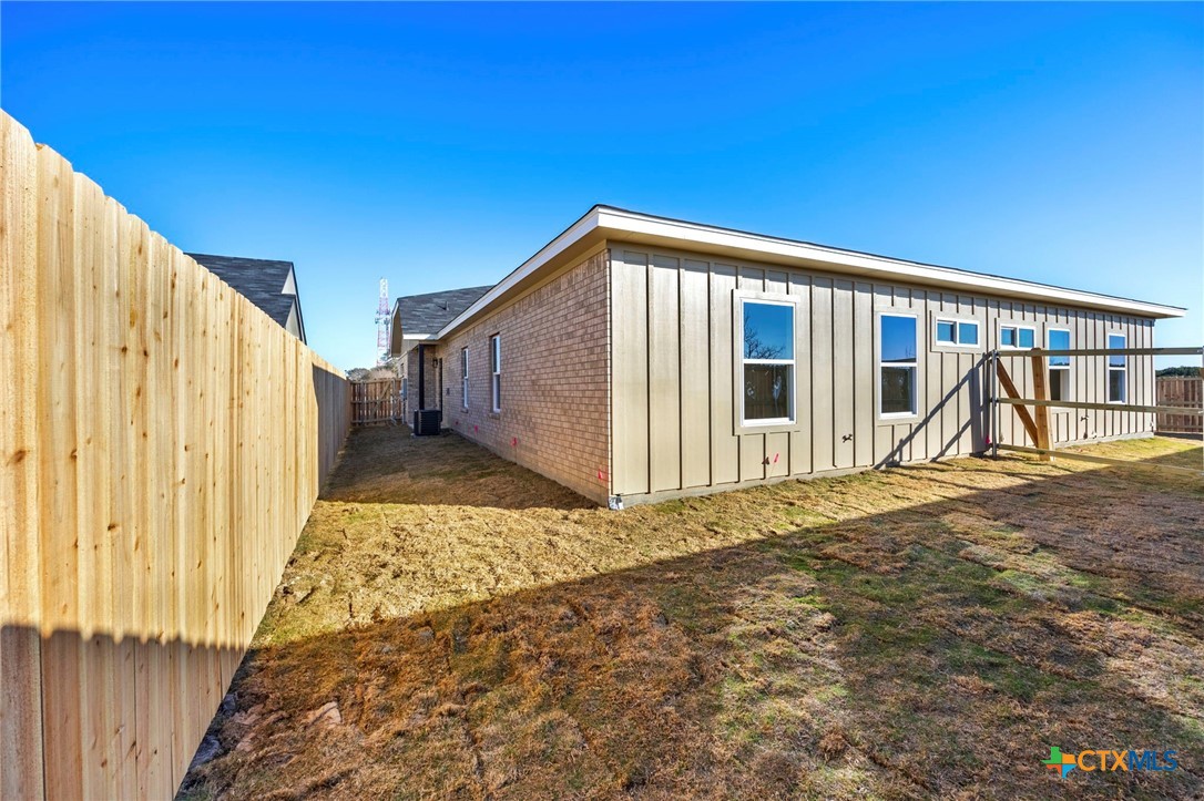 1315 Lone Pine Way