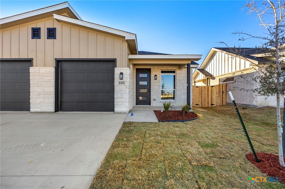 1315 Lone Pine Way