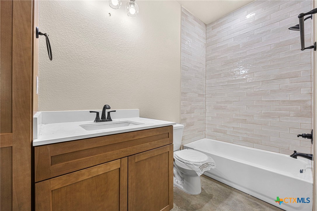 1315 Lone Pine Way