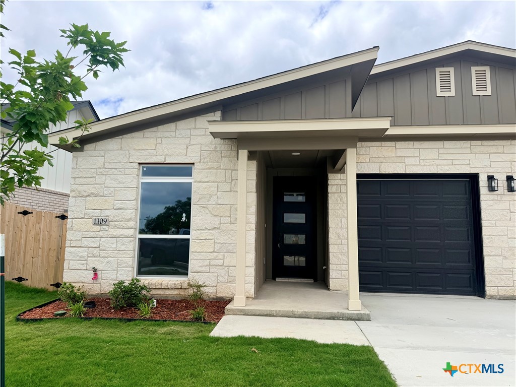 1309 Lone Pine Way