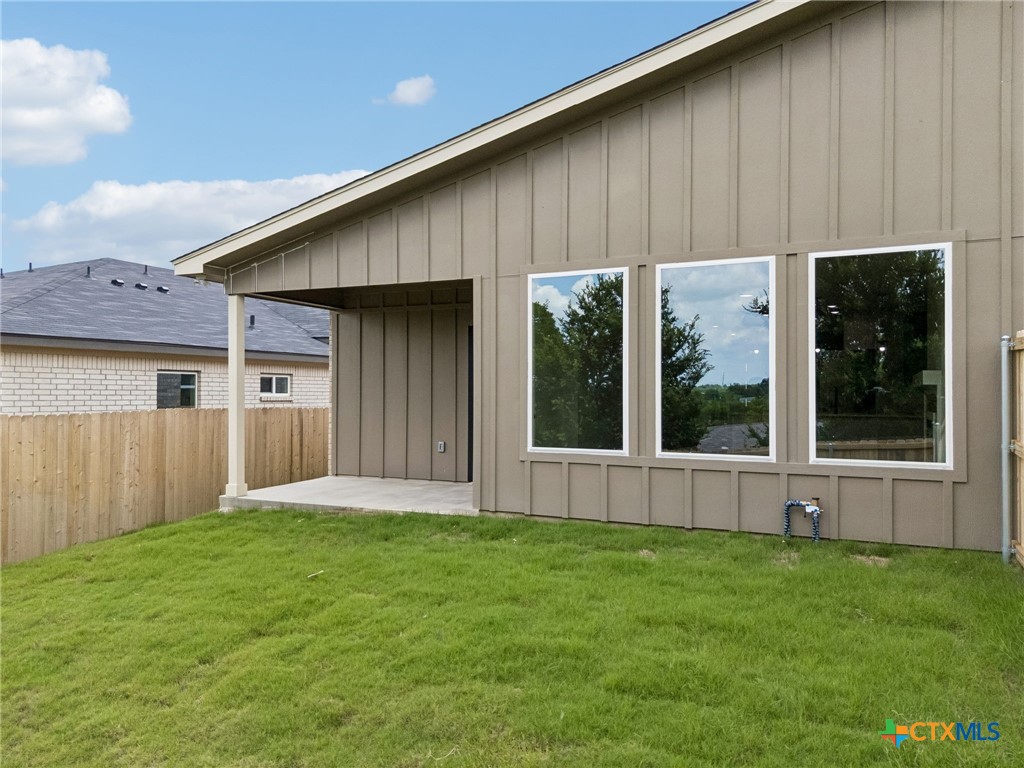 1307 Lone Pine Way