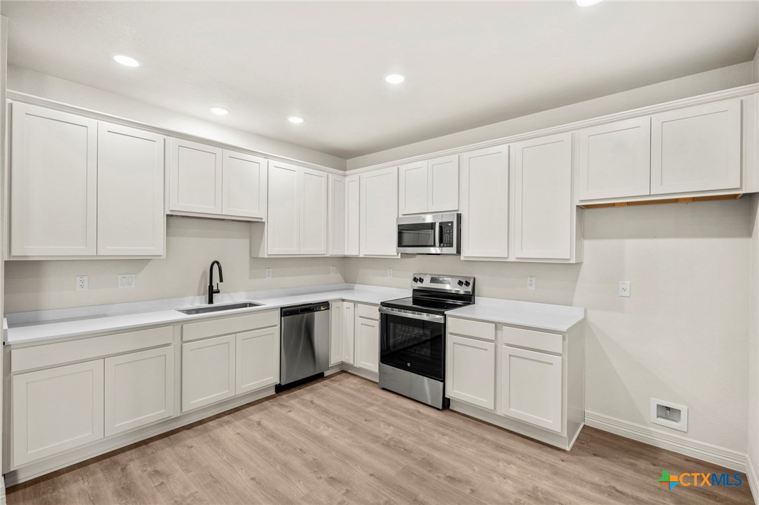 1305 Lone Pine Way