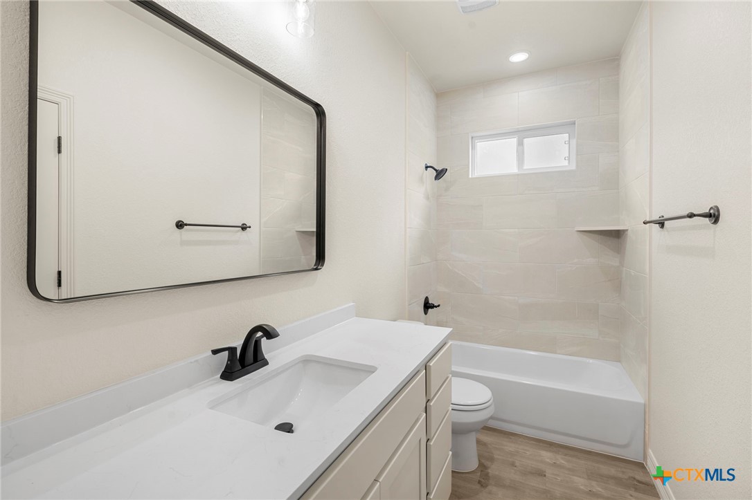 1305 Lone Pine Way