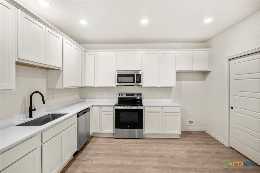 1305 Lone Pine Way