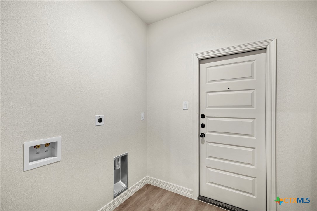 1305 Lone Pine Way