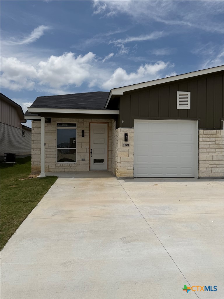 1301 Lone Pine Way